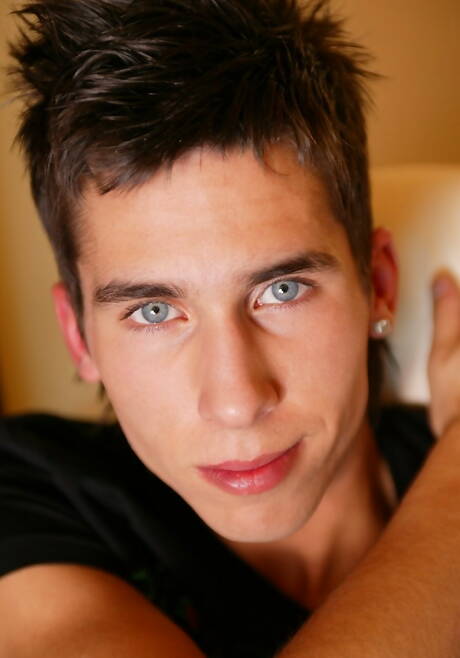 肌肉發達的瓦爾·霍納脫衣服，露出性感的屁股