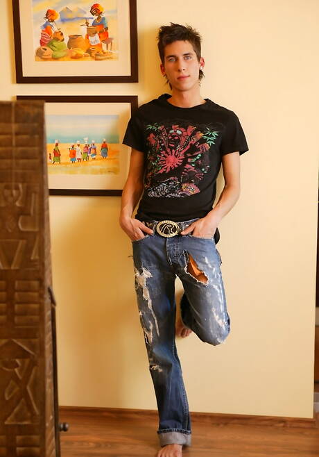 肌肉發達的瓦爾·霍納脫衣服，露出性感的屁股