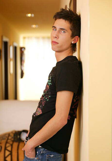 肌肉發達的瓦爾·霍納脫衣服，露出性感的屁股