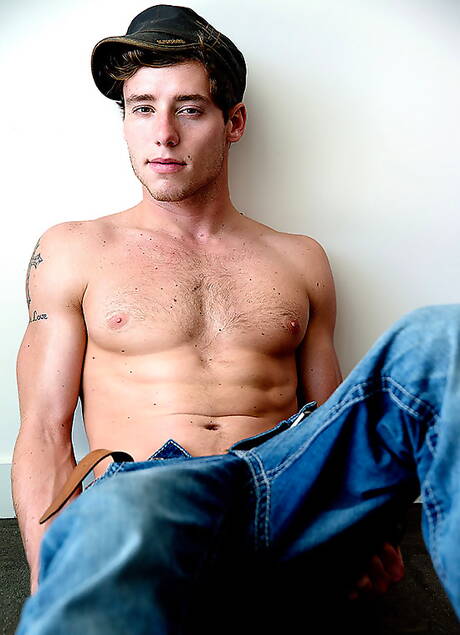 Les copains sexy Colby Keller, Duncan Black et Justin Matthews ont un bon trio sexuel en extérieur