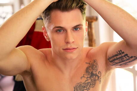 Dos chicos estadounidenses calientes, el twink Sean Ford y el semental Troy Accola, se chupan y se follan mutuamente al aire libre.