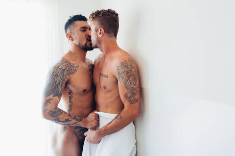 Leuke Amerikaanse vrienden, husky Boomer Banks en hunk Wesley Woods hebben een hete seksdate onder een hete douche