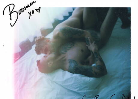 Leuke Amerikaanse vrienden, husky Boomer Banks en hunk Wesley Woods hebben een hete seksdate onder een hete douche