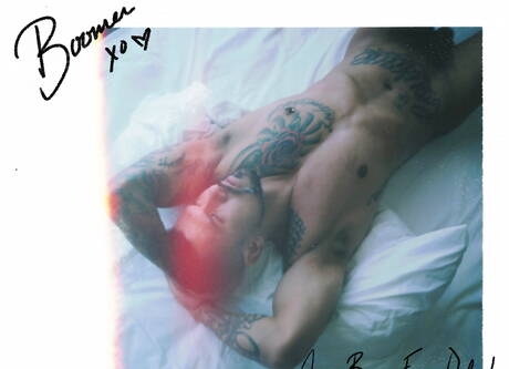 Leuke Amerikaanse vrienden, husky Boomer Banks en hunk Wesley Woods hebben een hete seksdate onder een hete douche