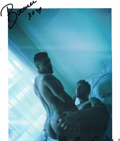 Leuke Amerikaanse vrienden, husky Boomer Banks en hunk Wesley Woods hebben een hete seksdate onder een hete douche