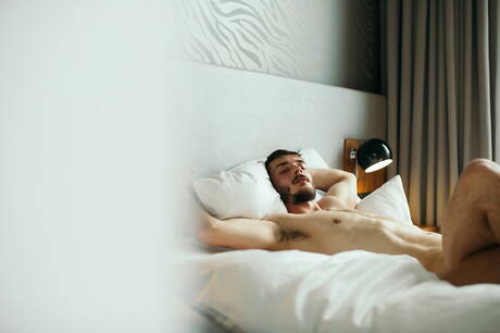 Der junge Latino Ken Summers und der bullige Valentin Braun bei einem heißen Arschfick