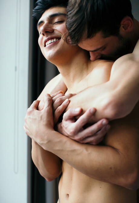 Der junge Latino Ken Summers und der bullige Valentin Braun bei einem heißen Arschfick