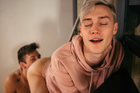 Mięsisty Liam Emerson i przystojny facet Luca Beckham wiercą tyłek pięścią na zewnątrz