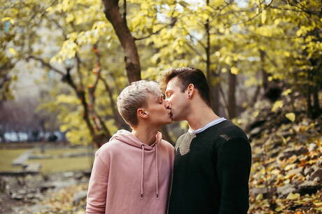 Cocky Boys: Mięsisty Liam Emerson i przystojny facet Luca Beckham wiercą tyłek pięścią na zewnątrz