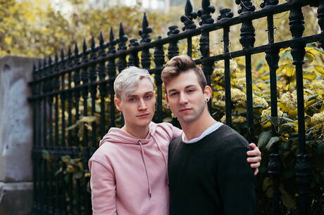 Mięsisty Liam Emerson i przystojny facet Luca Beckham wiercą tyłek pięścią na zewnątrz