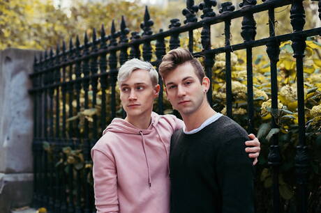 Mięsisty Liam Emerson i przystojny facet Luca Beckham wiercą tyłek pięścią na zewnątrz