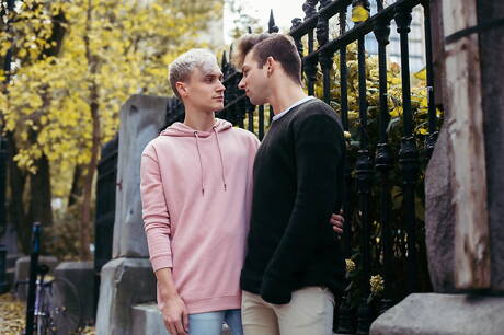 Mięsisty Liam Emerson i przystojny facet Luca Beckham wiercą tyłek pięścią na zewnątrz