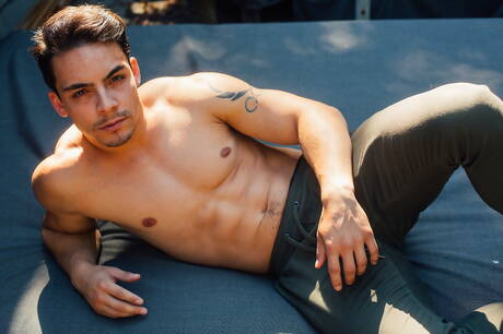 Die amerikanischen Muskelprotze Justin Matthews und Ollie ficken nach einem Blowjob am Strand in den Arsch