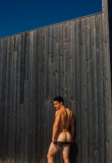 Die amerikanischen Muskelprotze Justin Matthews und Ollie ficken nach einem Blowjob am Strand in den Arsch