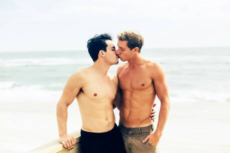 Die amerikanischen Muskelprotze Justin Matthews und Ollie ficken nach einem Blowjob am Strand in den Arsch