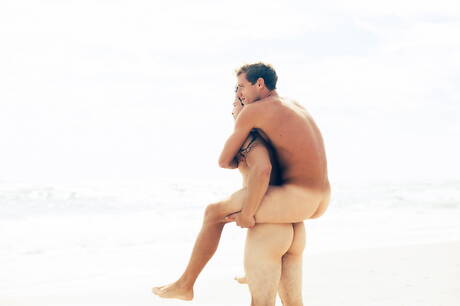 Die amerikanischen Muskelprotze Justin Matthews und Ollie ficken nach einem Blowjob am Strand in den Arsch