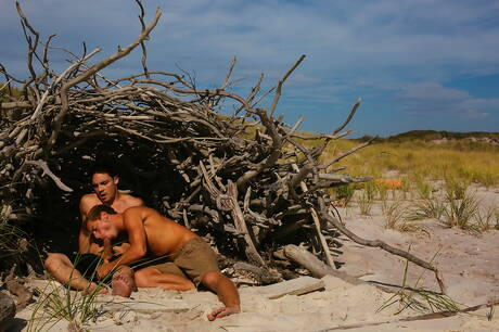 Die amerikanischen Muskelprotze Justin Matthews und Ollie ficken nach einem Blowjob am Strand in den Arsch