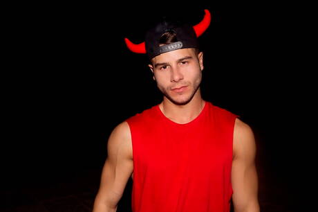 ホットなアレン・キング、コルビー・ケラー、ショーン・フォードが屋外でアナルを掘っている