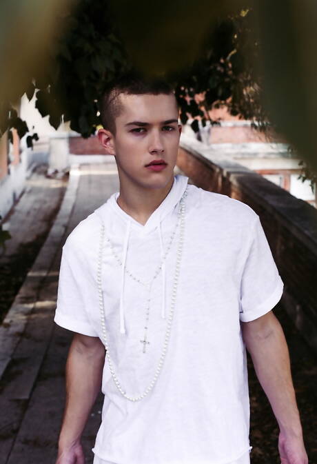 ホットなアレン・キング、コルビー・ケラー、ショーン・フォードが屋外でアナルを掘っている