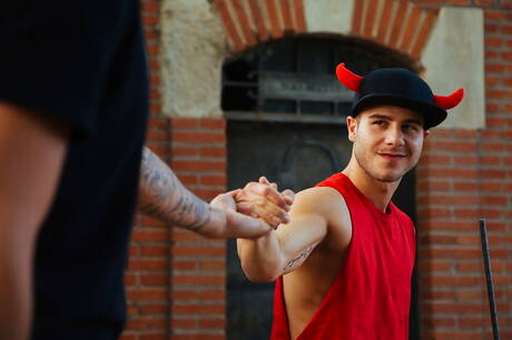 ホットなアレン・キング、コルビー・ケラー、ショーン・フォードが屋外でアナルを掘っている