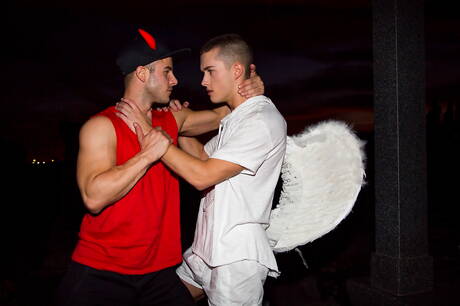 ホットなアレン・キング、コルビー・ケラー、ショーン・フォードが屋外でアナルを掘っている