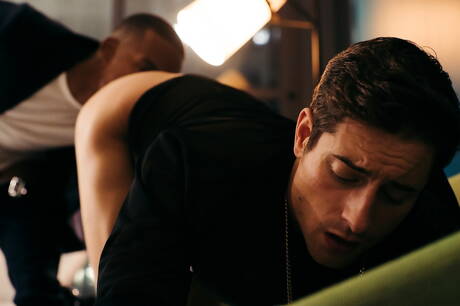 Die hübschen amerikanischen Jungs Jacen Zhu und Taylor Reign, beide muskulös, ficken sich in den Arsch, nachdem sie im Freien interracial geblasen haben