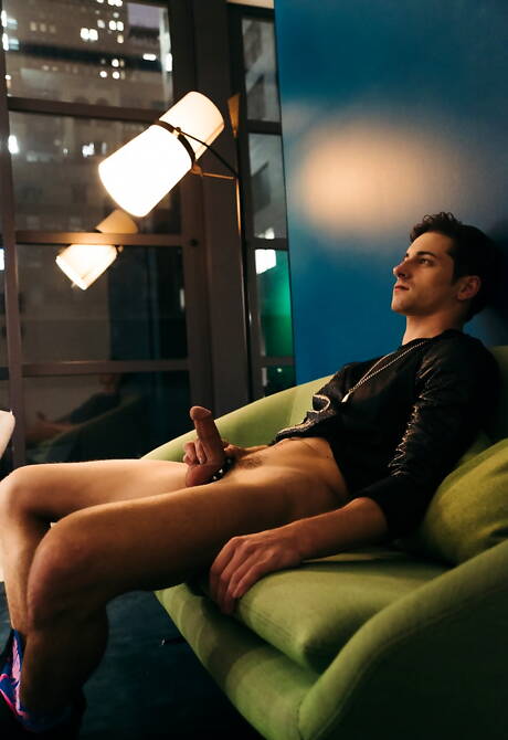 Die hübschen amerikanischen Jungs Jacen Zhu und Taylor Reign, beide muskulös, ficken sich in den Arsch, nachdem sie im Freien interracial geblasen haben