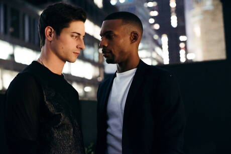 Die hübschen amerikanischen Jungs Jacen Zhu und Taylor Reign, beide muskulös, ficken sich in den Arsch, nachdem sie im Freien interracial geblasen haben