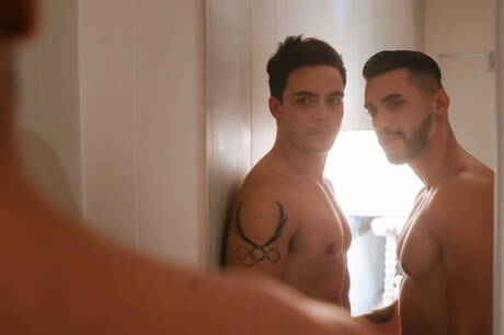 Die bulligen Amerikaner Arad Winwin und Ollie ficken, nachdem sie draußen Schwänze gelutscht haben