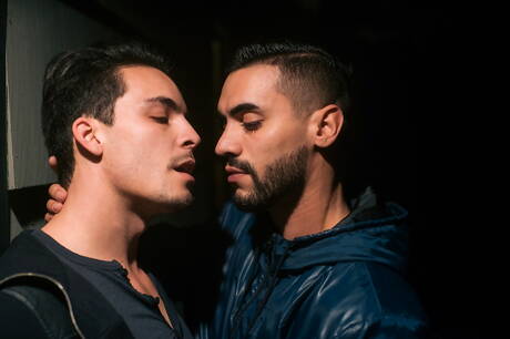 Die bulligen Amerikaner Arad Winwin und Ollie ficken, nachdem sie draußen Schwänze gelutscht haben