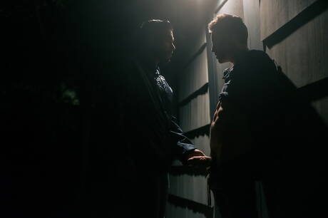 Die bulligen Amerikaner Arad Winwin und Ollie ficken, nachdem sie draußen Schwänze gelutscht haben