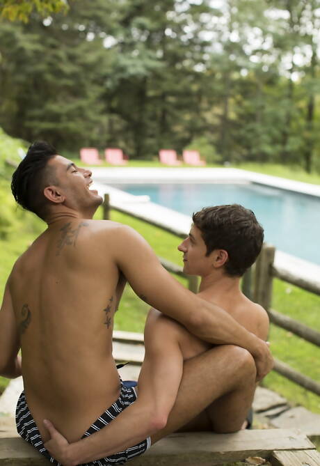 Zwei amerikanische Typen, der starke Mann Ricky Roman und der Superhengst Taylor Reign, ficken sich nach einem Blowjob am Pool in den Arsch