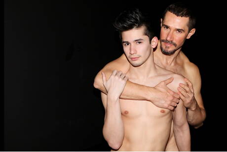 La loutre anglaise Dean Monroe et le jeune américain Liam Riley baisent après avoir sucé une bite