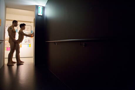 La loutre anglaise Dean Monroe et le jeune américain Liam Riley baisent après avoir sucé une bite