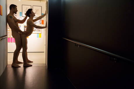 La loutre anglaise Dean Monroe et le jeune américain Liam Riley baisent après avoir sucé une bite