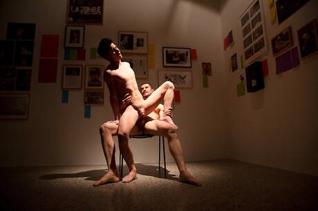 La loutre anglaise Dean Monroe et le jeune américain Liam Riley baisent après avoir sucé une bite