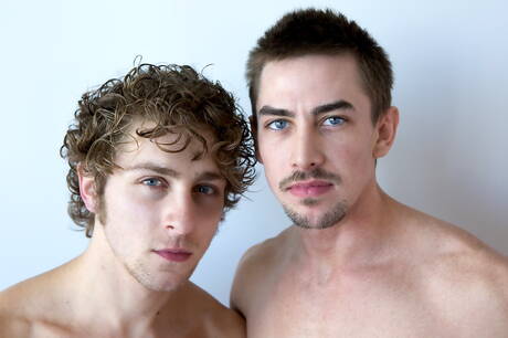 Due ragazzi americani si fanno scopare Calvin Banks e il muscoloso Jack Hunter saltando sul cazzo con il fisting