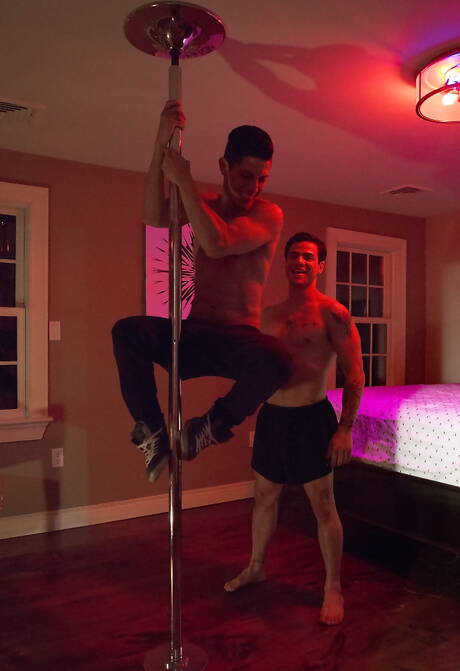 Der lateinamerikanische Muskelprotz Danny Montero und der amerikanische Hengst Levi Karter beim harten Analsex