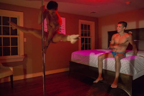 Der lateinamerikanische Muskelprotz Danny Montero und der amerikanische Hengst Levi Karter beim harten Analsex