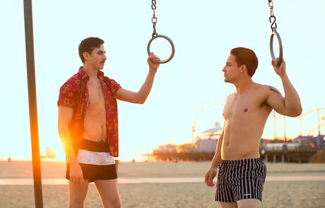 Amerykański muskularny Jack Hunter i Ollie ruchają się w dupę po obciąganie na plaży