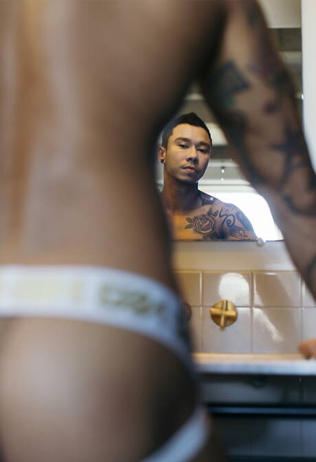 American stud Taylor Reign and  Travis Yukarin in hot homosexual action in bathroom