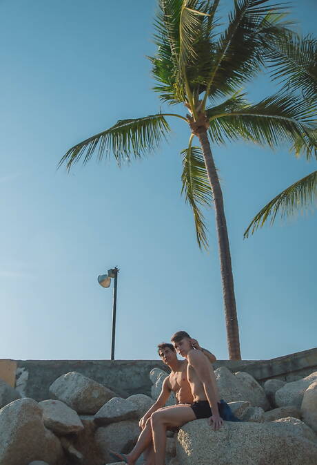 섹시한 미국 남성 레비 카터와 건장한 남자 트로이 아콜라가 해변에서 뜨거운 항문 섹스를 즐긴다