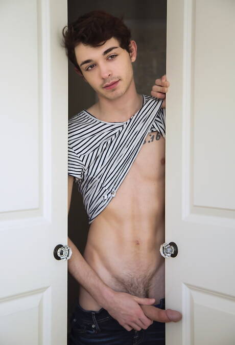 美國帥哥肌肉男 Ethan Slade 和帥哥 Grayson Lange 展開火熱的同性戀行為