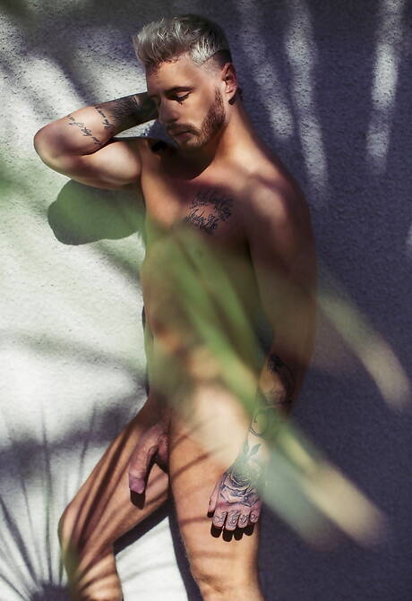 Der gut gebaute Engländer Josh Moore und der amerikanische Kraftprotz Ricky Roman ficken sich nach dem Saugen im Freien in den Arsch