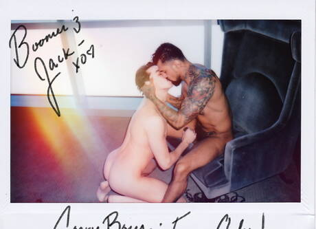 I due bei ragazzi americani Boomer Banks e Jack Hunter si divertono in un bollente sesso anale interrazziale