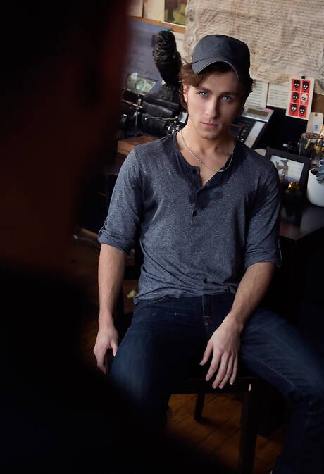 Due ragazzi americani, il peloso Adam Ramzi e il muscoloso Calvin Banks, si scopano il culo dopo aver succhiato un cazzo all