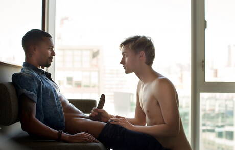 Czarny husky Jacen Zhu i muskularny Luca Beckham w międzyrasowym seksie