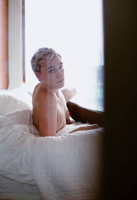 Czarny husky Jacen Zhu i muskularny Luca Beckham w międzyrasowym seksie