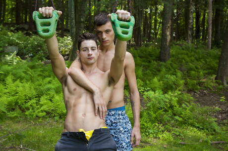 Le musclé Frankie Valentine et le costaud américain Taylor Reign ont une bonne relation sexuelle en extérieur