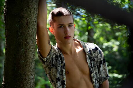 Os simpáticos garotos americanos Colby Keller e o jovem Sean Ford se amam ao ar livre